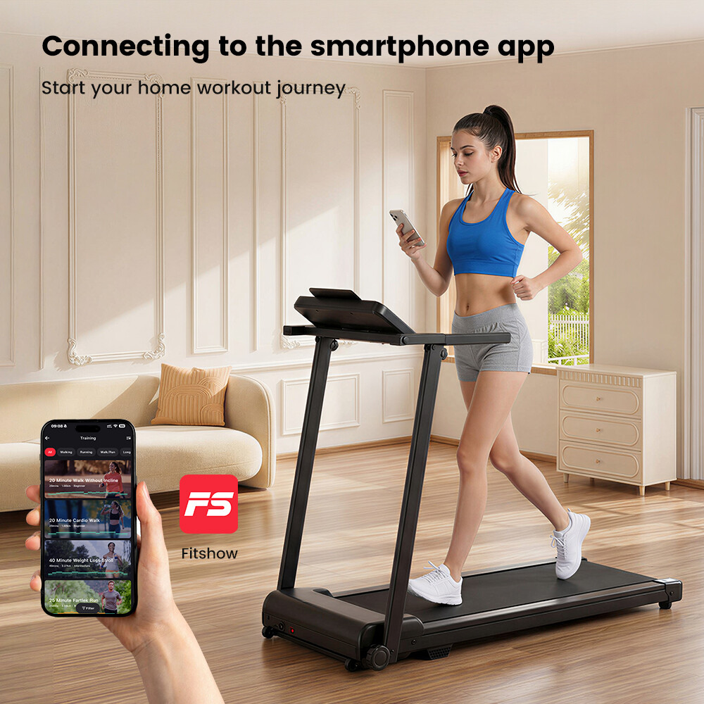 Una mujer en ropa deportiva corre en una caminadora y sostiene un teléfono con una app.