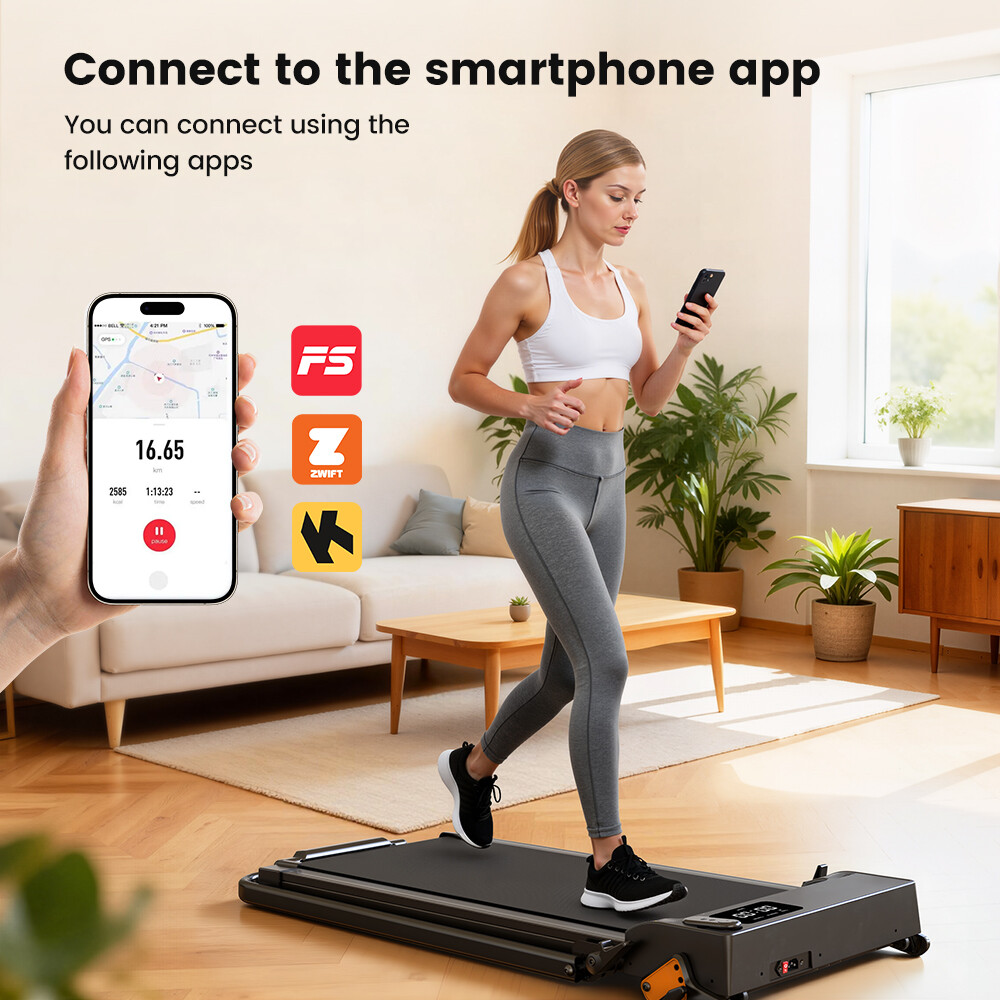 Una mujer camina en una caminadora en la sala sosteniendo un teléfono con datos de entrenamiento.