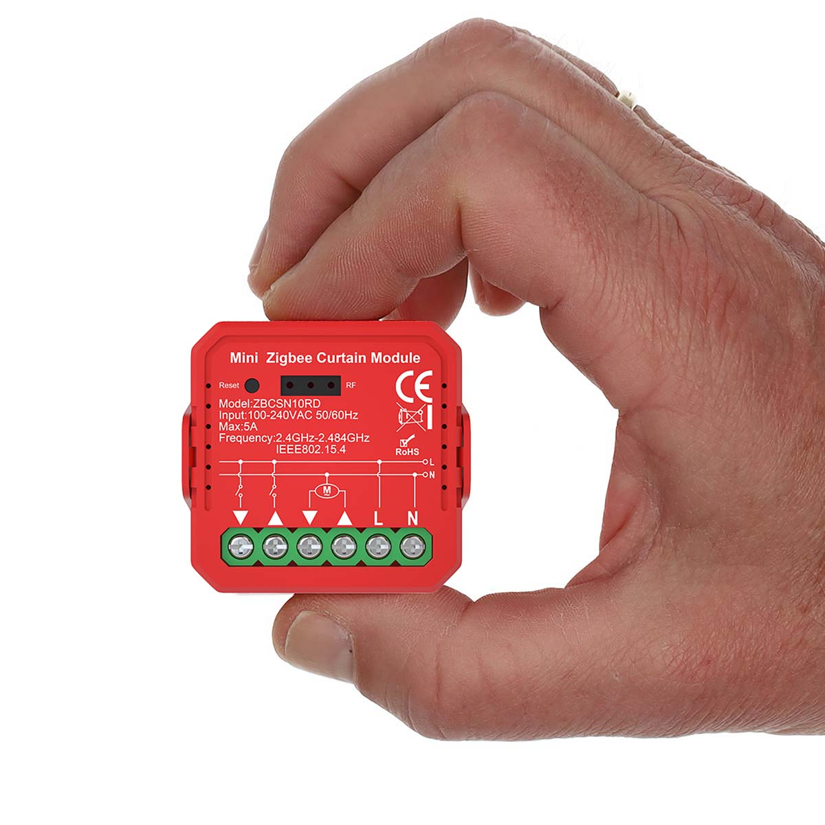 Eine Hand hält ein rotes Mini-Zigbee-Vorhangmodul gegen einen weißen Hintergrund.