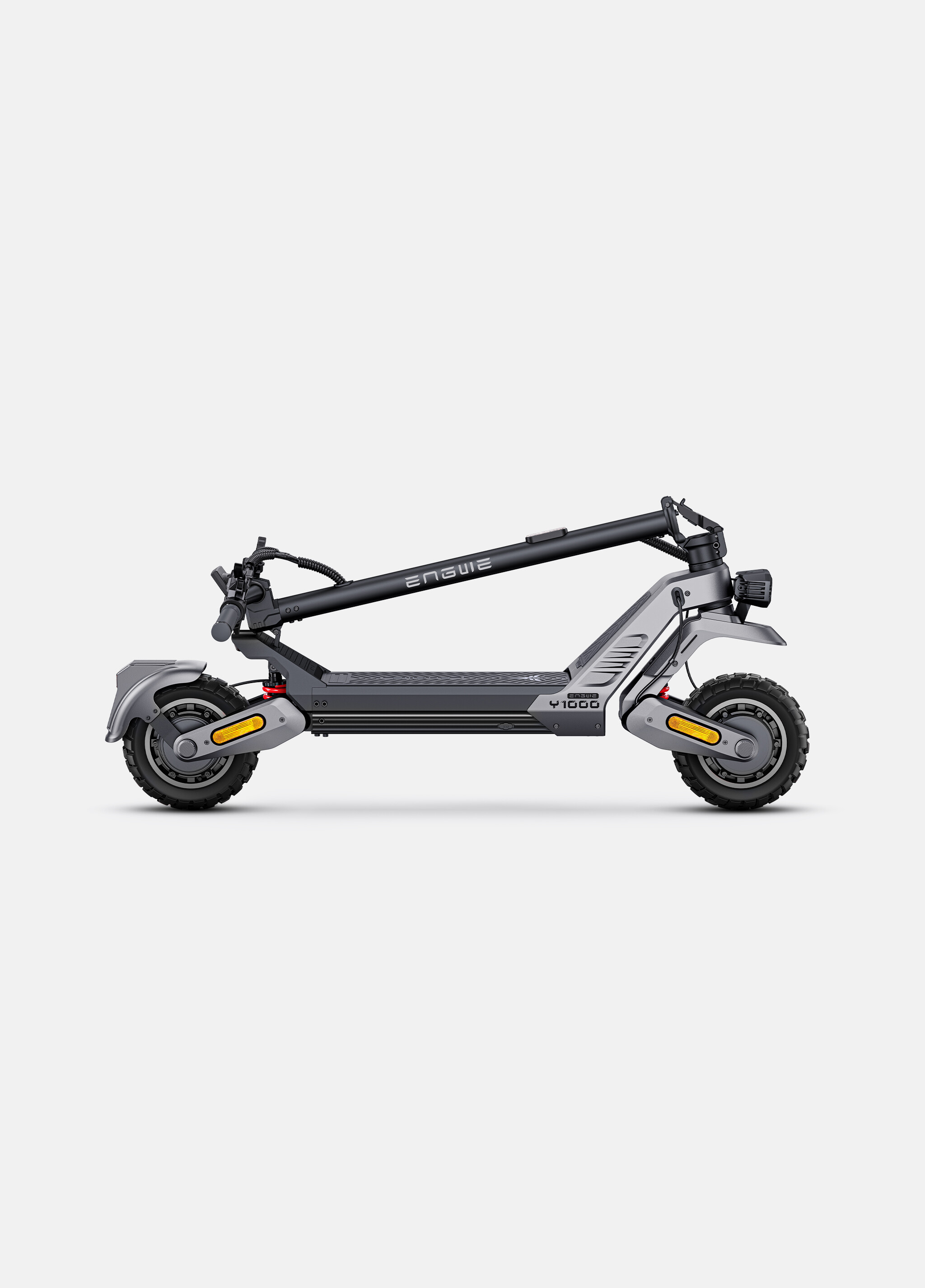 Un patinete eléctrico gris plegable con neumáticos resistentes sobre fondo blanco.