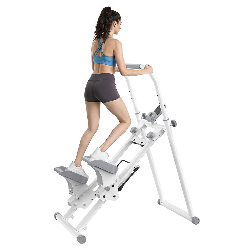 Una mujer en ropa deportiva usa una máquina de ejercicio stepper blanca sobre fondo blanco.