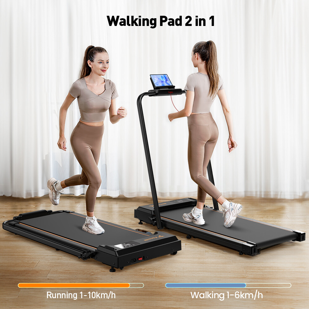 Mujer corriendo y caminando en una caminadora 2 en 1 en una sala.