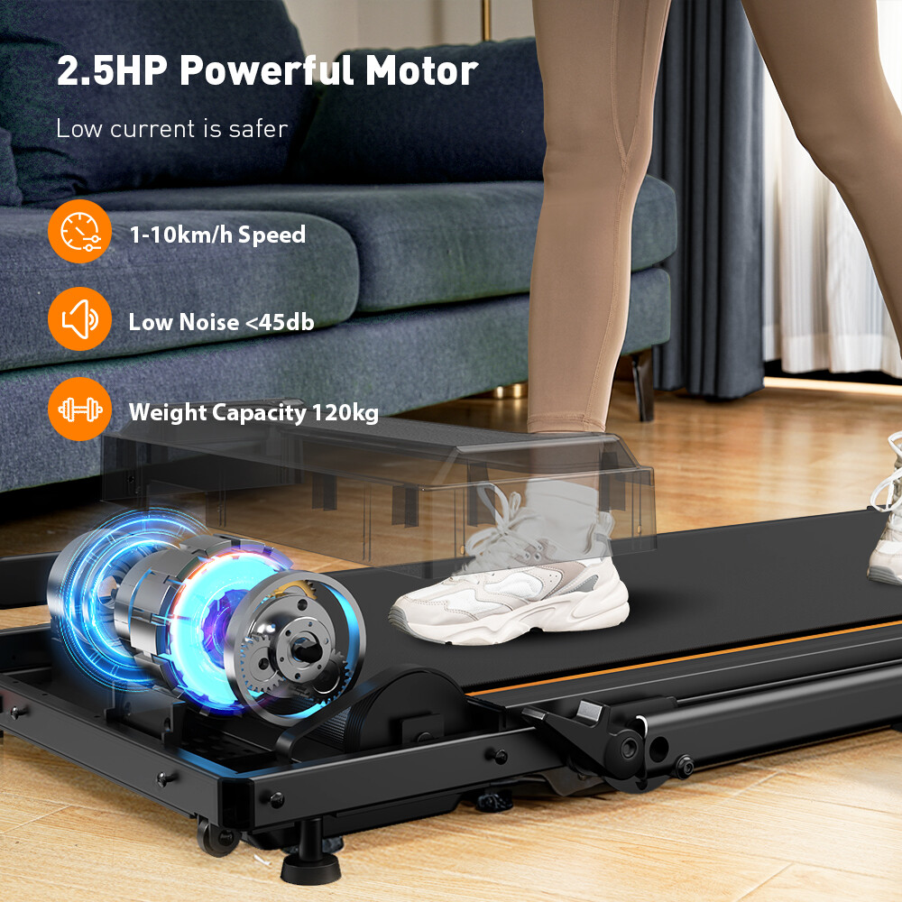 Cinta de correr con motor potente, bajo ruido y capacidad de peso ante un sofá.