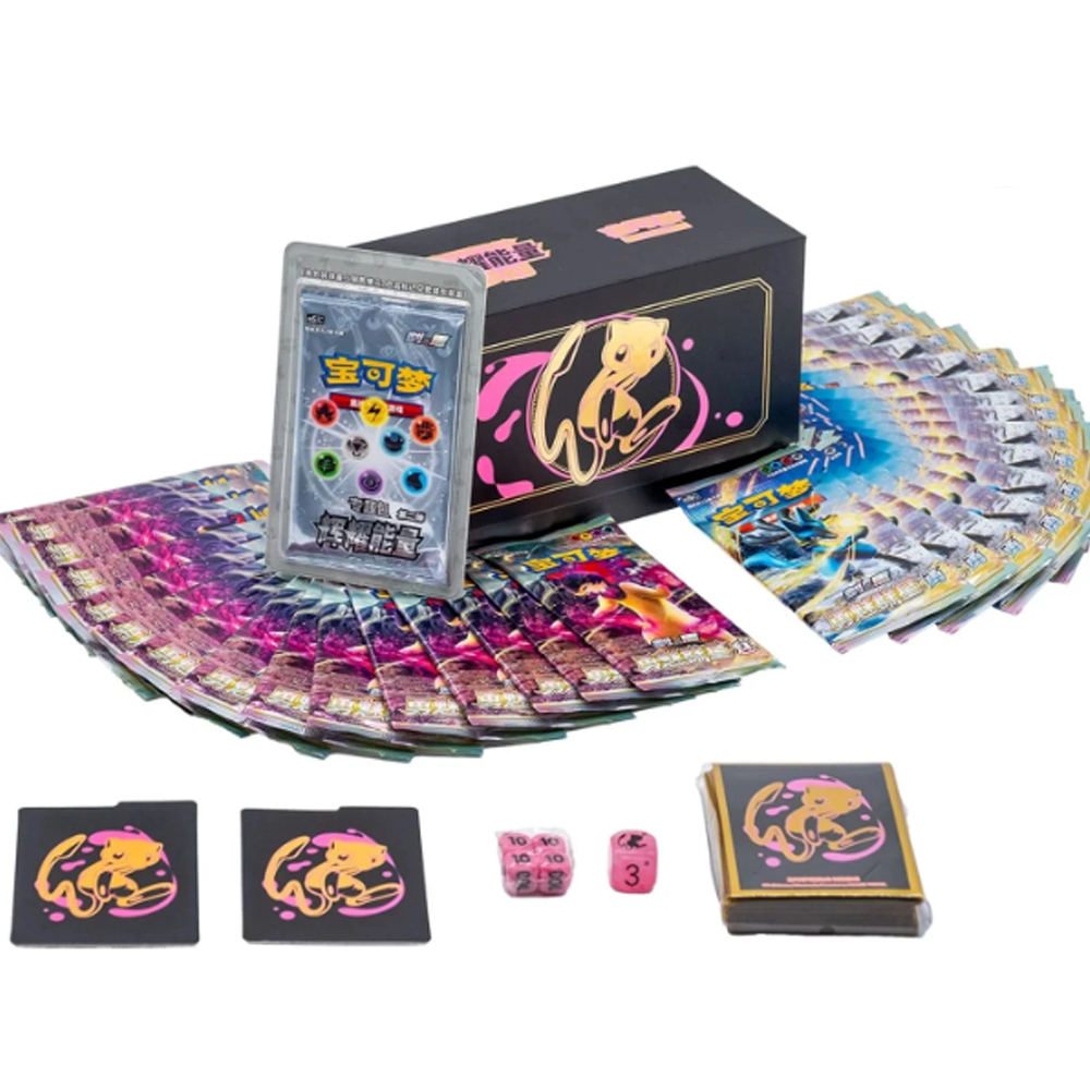 Pokémon-Sammelkartenset mit Box, Boostern, Karten, Würfeln und Zubehör auf weißem Hintergrund.