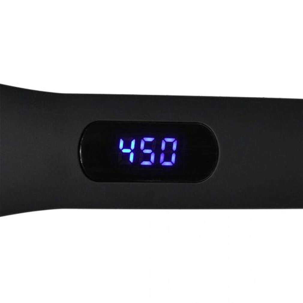 Una piastra per capelli nera mostra la temperatura 450 su un display digitale blu.
