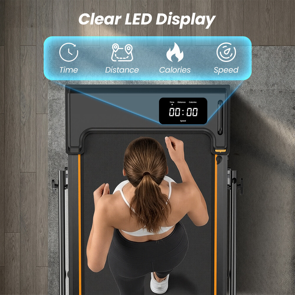 Una mujer corre en una caminadora con pantalla LED clara que muestra tiempo, distancia, calorías y velocidad.