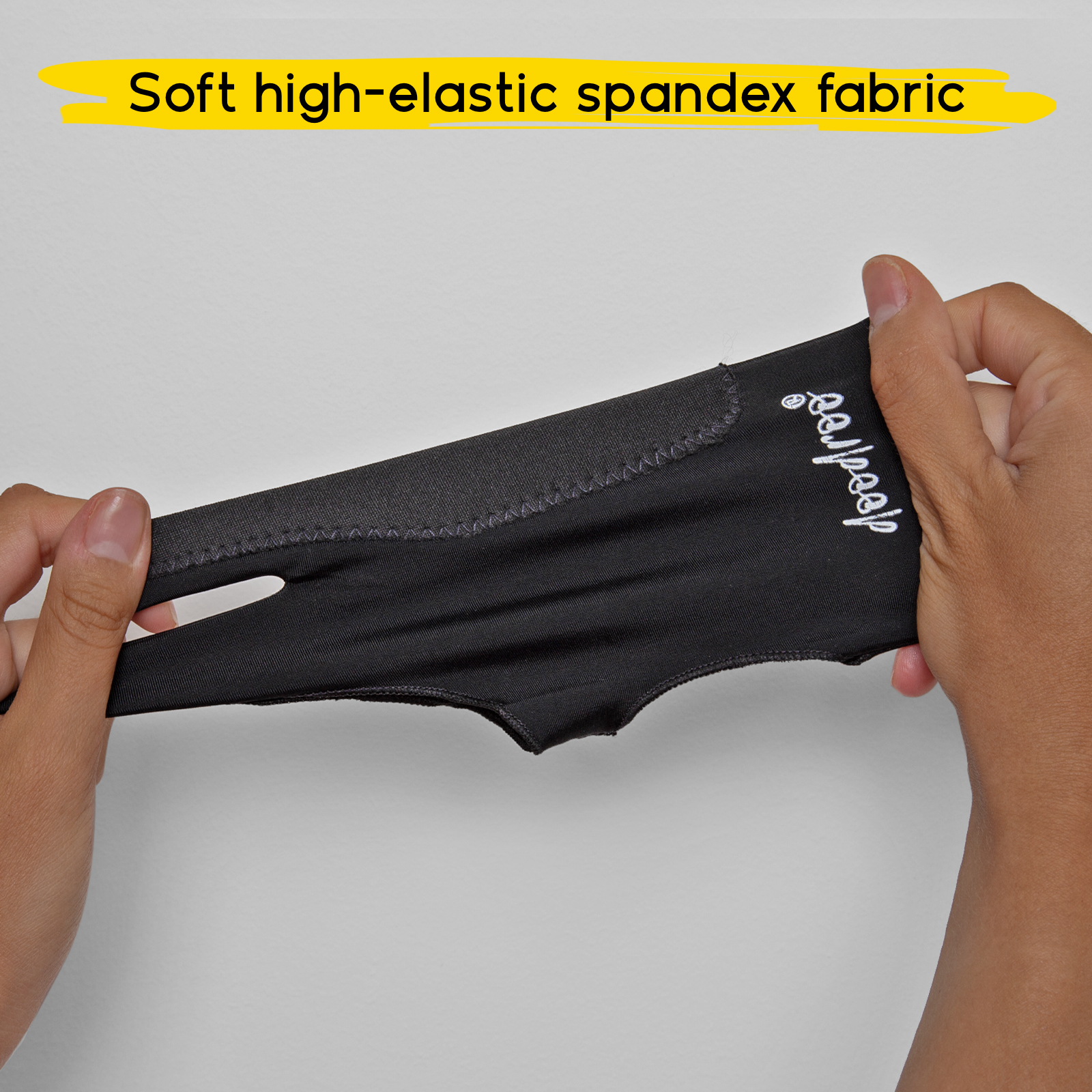 Manos estirando una tela suave de spandex negro con logo blanco sobre fondo gris.