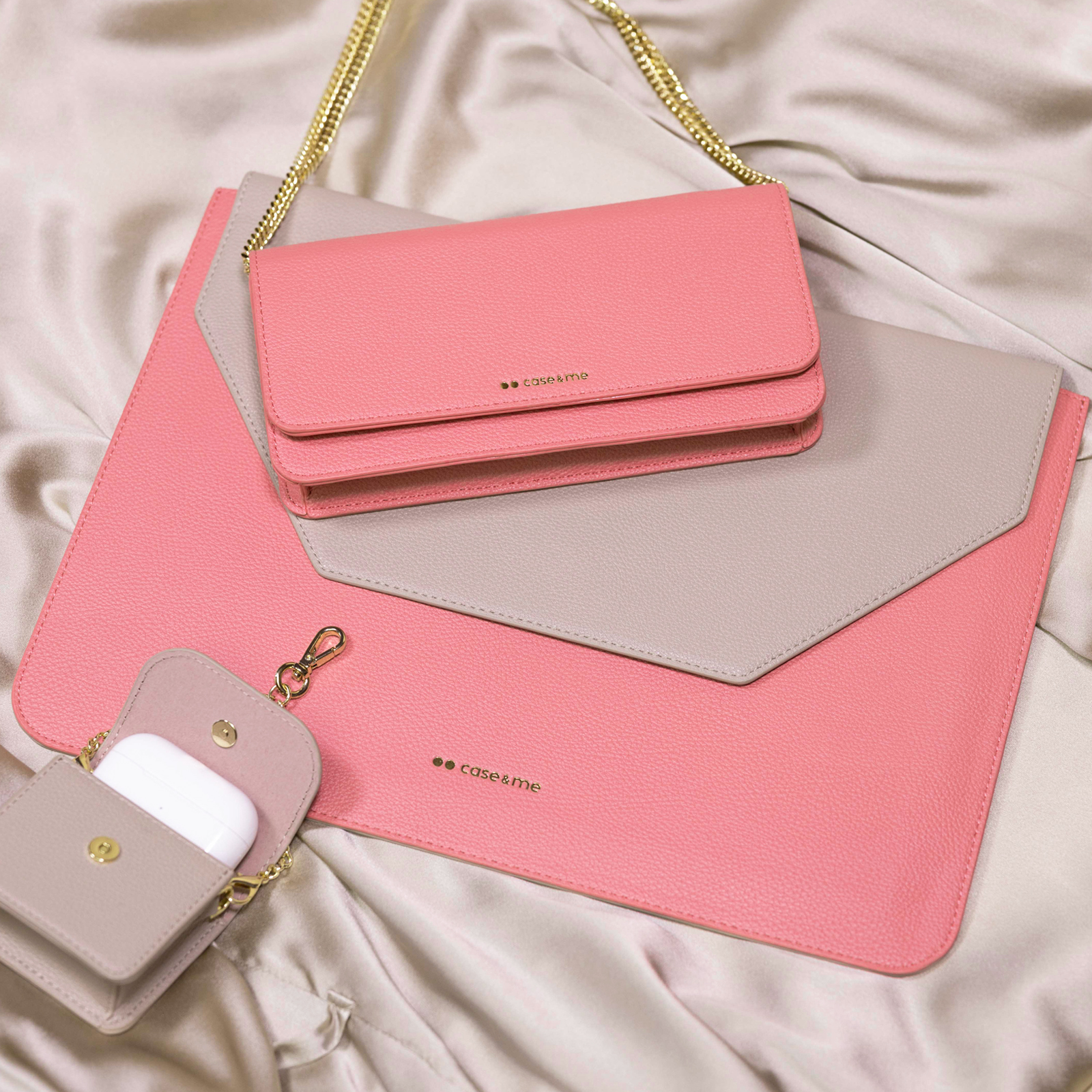 Fundas de cuero rosa y gris para portátil, bolso a juego y funda para AirPods en seda.
