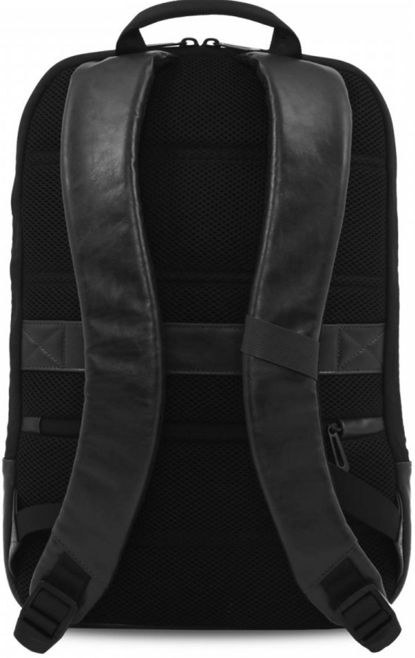 Retro di uno zaino nero con spallacci imbottiti e inserti in rete su sfondo bianco.