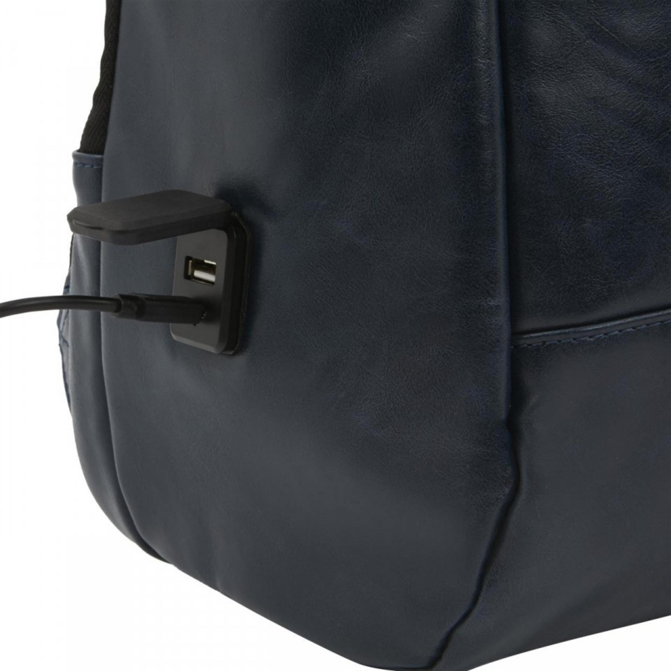 Vista laterale di uno zaino in pelle blu scuro con cavo di ricarica USB nero collegato.