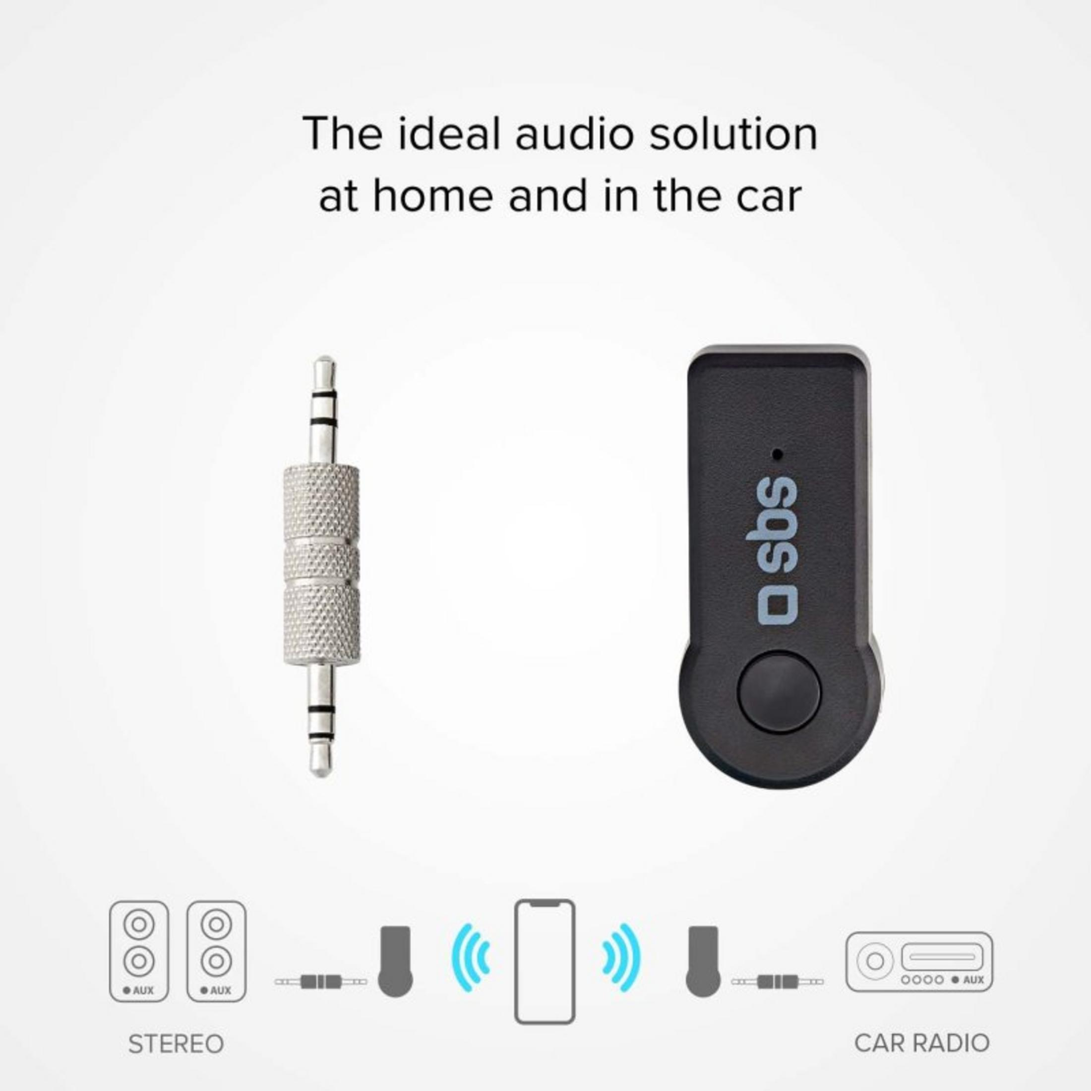 Un adattatore audio nero con jack collega senza fili impianti stereo e autoradio.