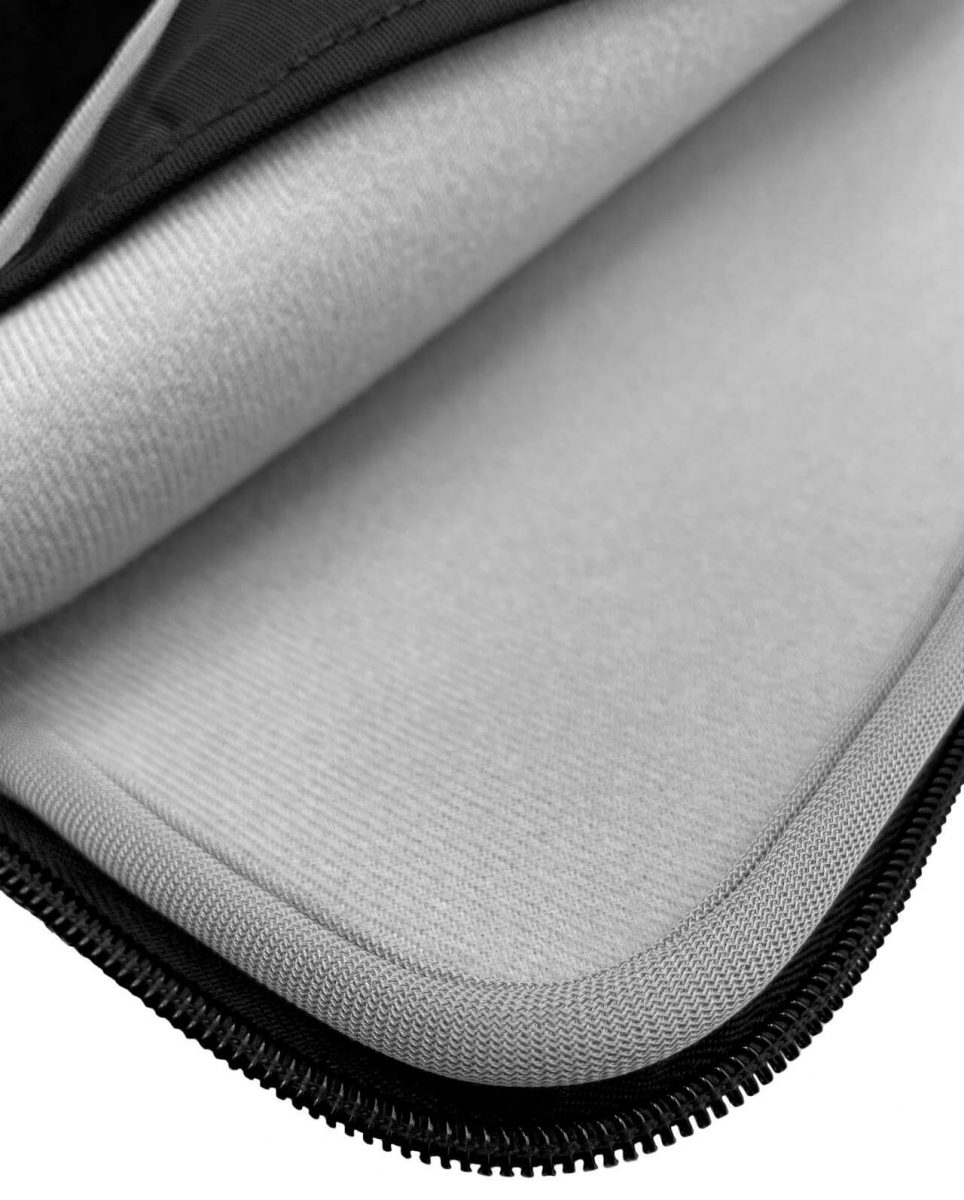 Primer plano de un forro interior suave y gris claro de una bolsa negra con cremallera.