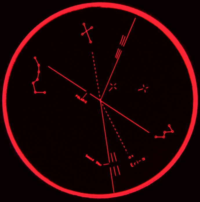 Roter Sternenkarten-Bildschirm mit Sternbildern und Linien auf schwarzem Hintergrund.