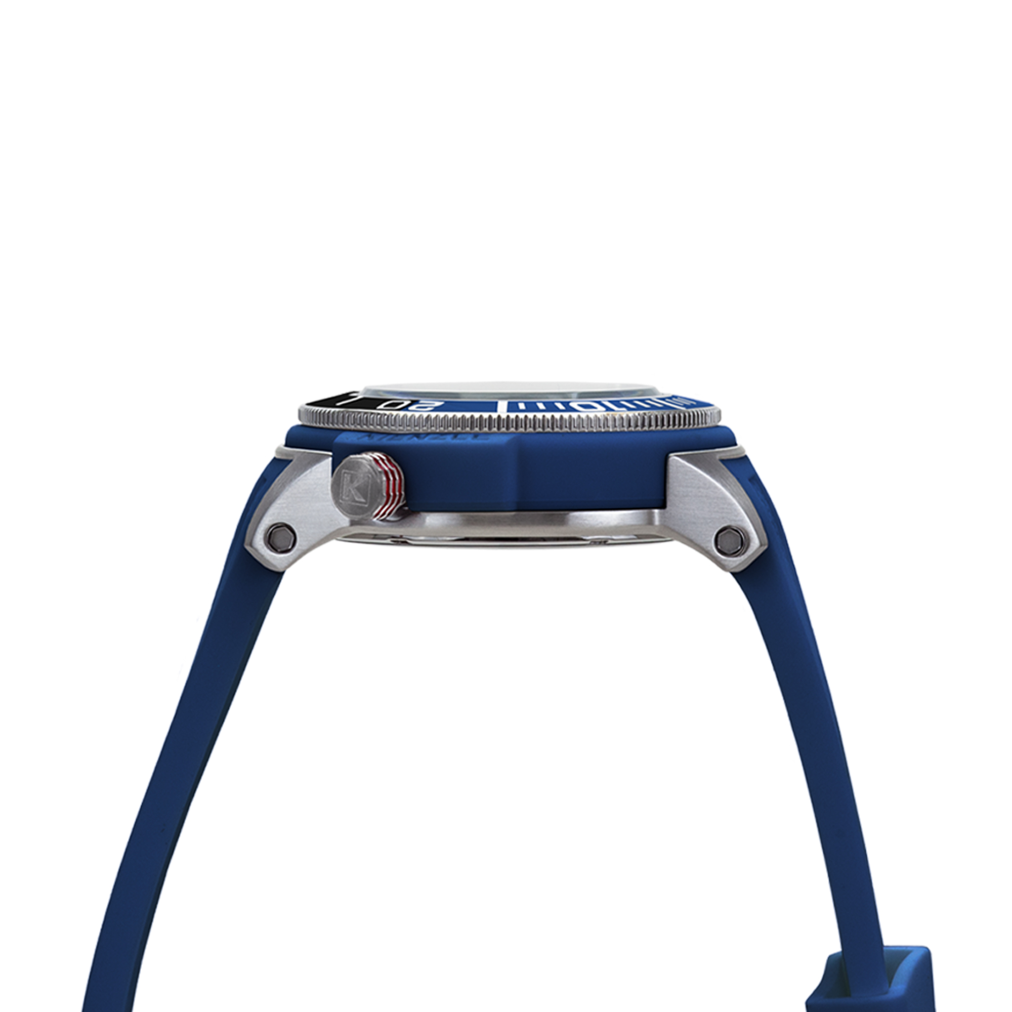 Seitenansicht einer blauen Armbanduhr mit Edelstahlgehäuse und Gummiband vor weißem Hintergrund.