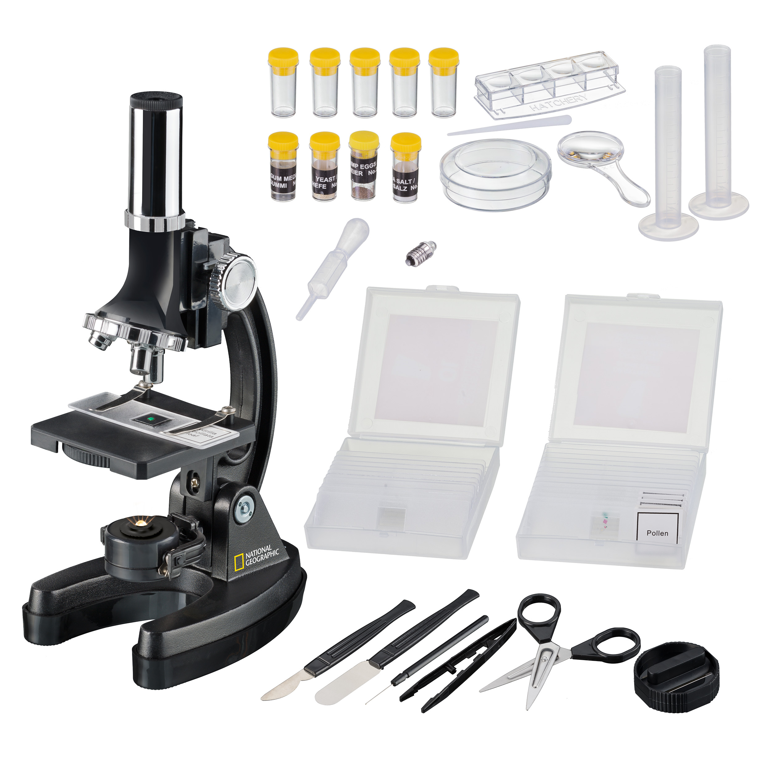 Un microscopio negro con varios accesorios, incluyendo viales, pinzas y cajas de portaobjetos sobre fondo blanco.