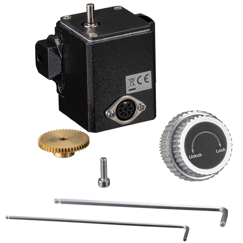 Ein schwarzer mechanischer Aktor mit CE-Kennzeichnung, Zahnrad, Schraube, Drehknopf und zwei Inbusschlüsseln auf weiß.