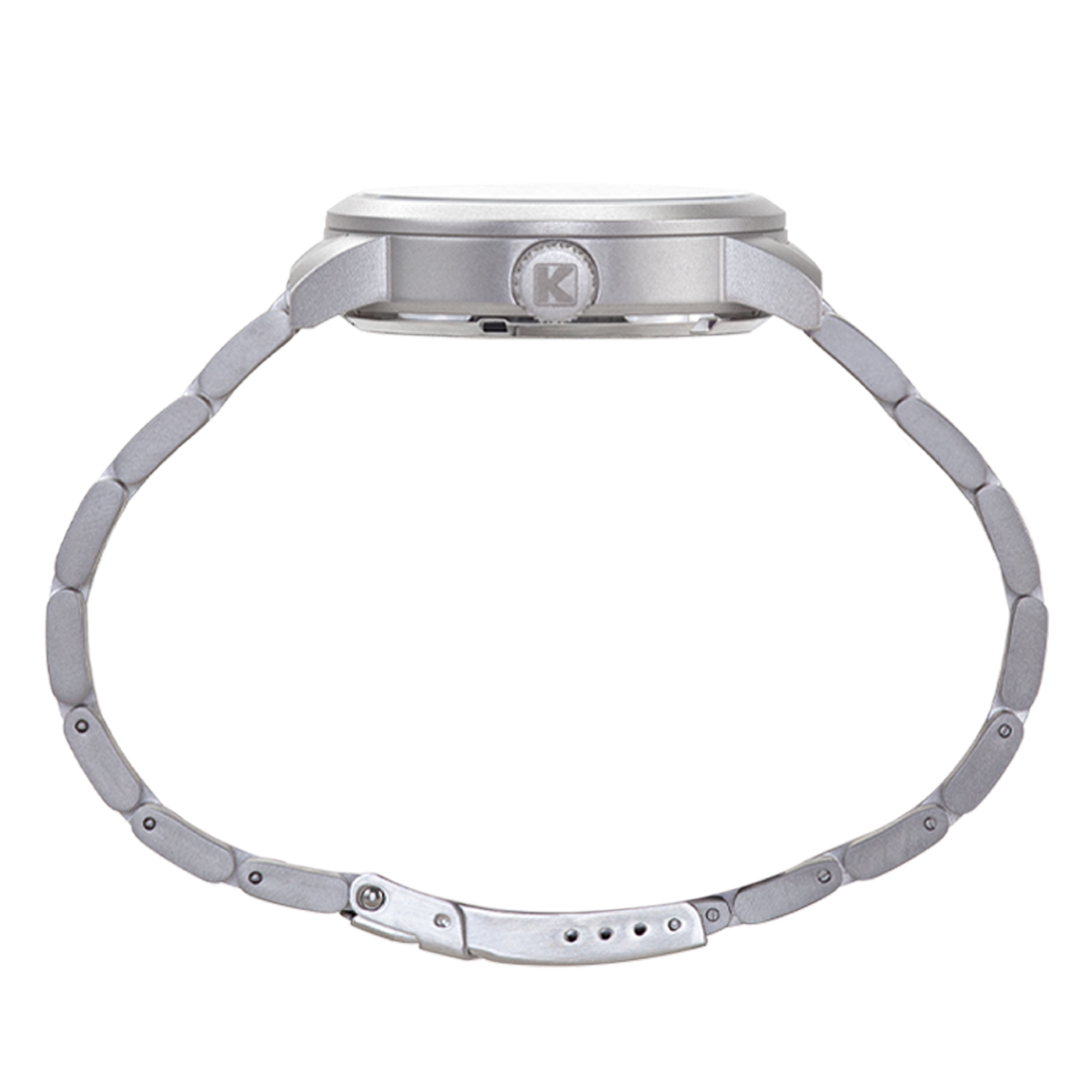 Eine silberne Armbanduhr mit Metallarmband in Seitenansicht und dem Buchstaben K auf der Krone auf weißem Hintergrund.