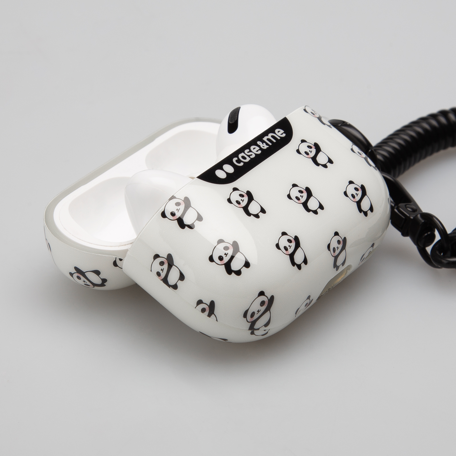 Custodia per auricolari bianca con motivo panda e cinturino nero su sfondo grigio.