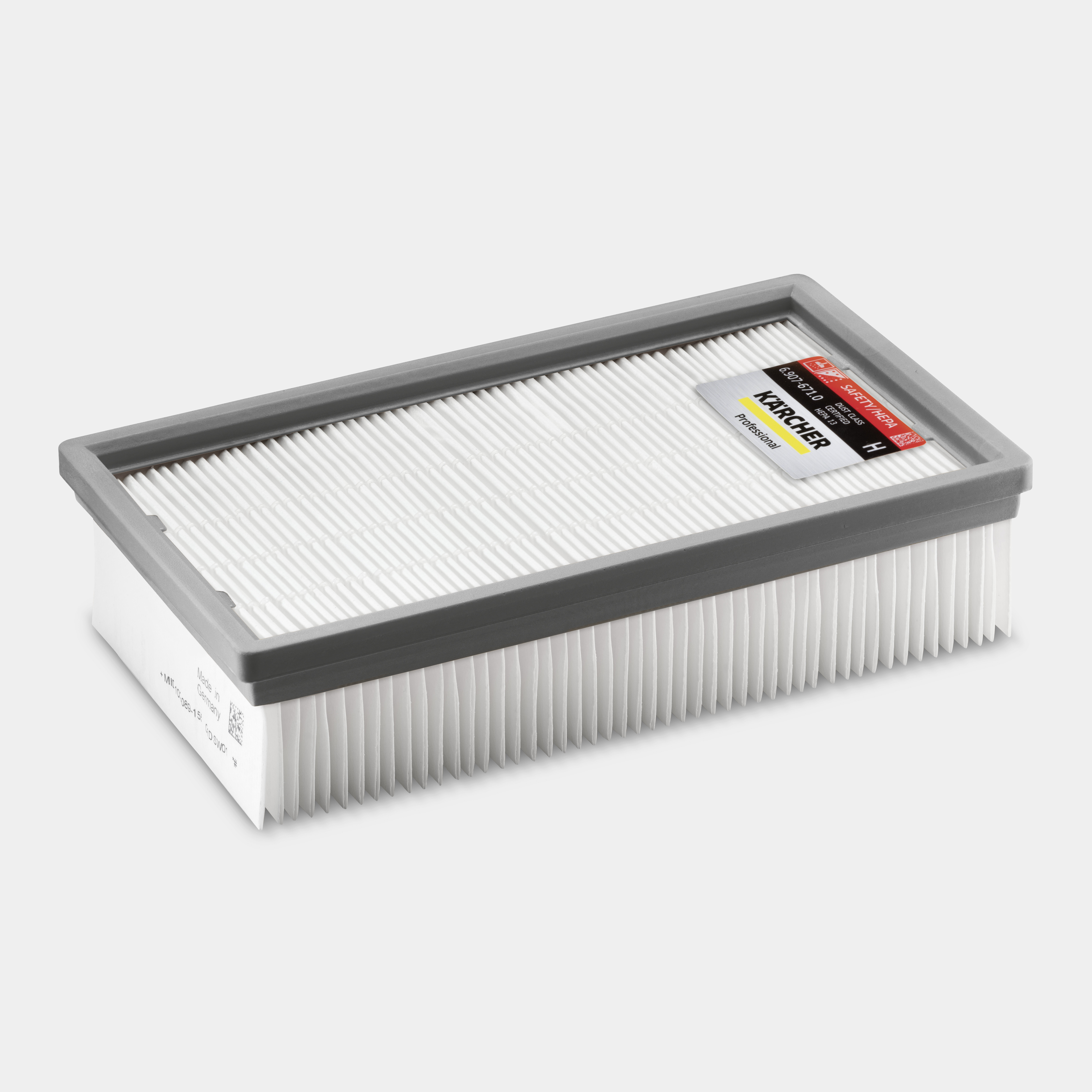 Un filtro HEPA Kärcher rettangolare con carta plissettata bianca e cornice in plastica grigia su sfondo chiaro.