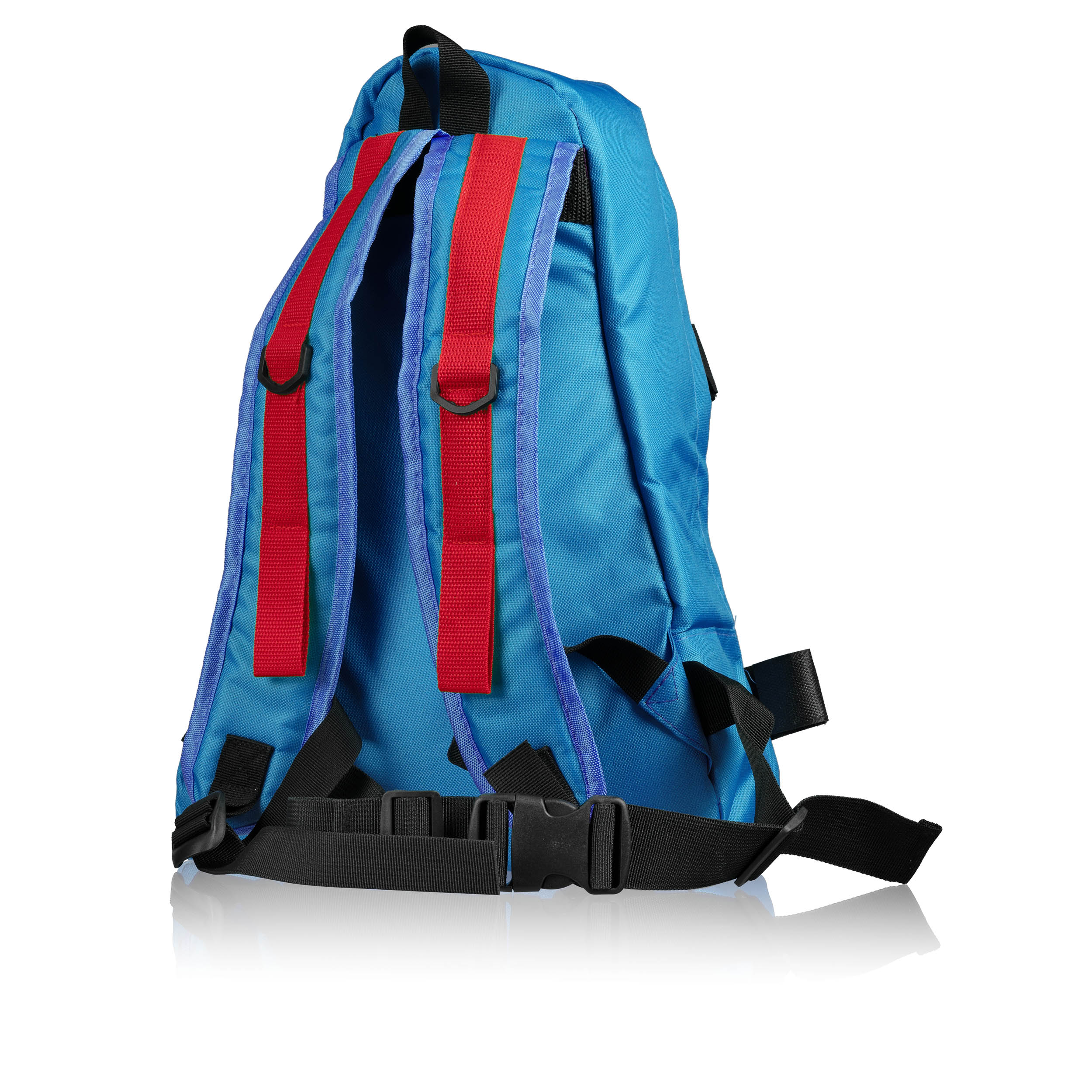 Uno zaino blu con spallacci rossi e fibbie nere su sfondo bianco.