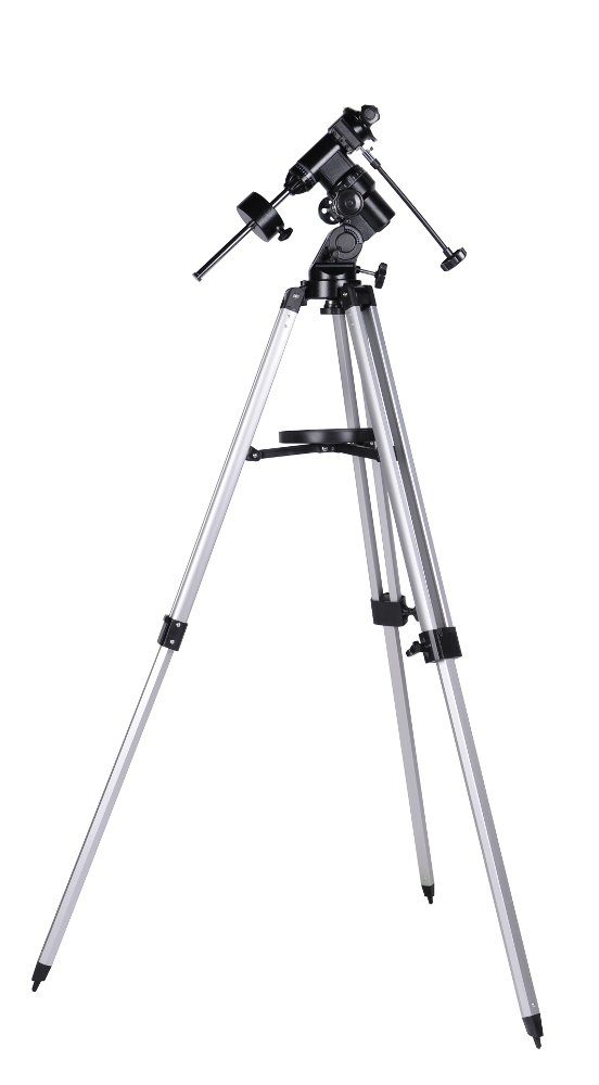 Una montura de telescopio ecuatorial negra sobre un trípode plateado resistente con fondo blanco.