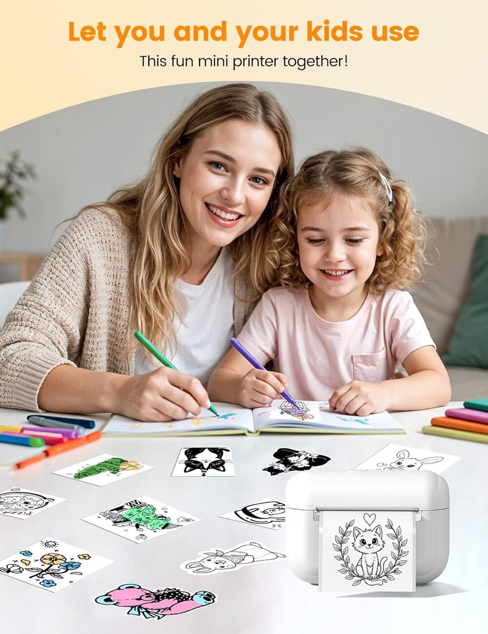 Une mère et sa fille sourient en dessinant à côté d'une petite imprimante blanche avec des autocollants.