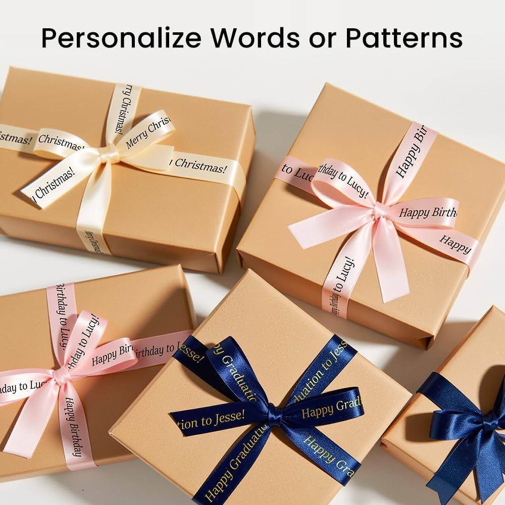 Boîtes cadeaux en papier kraft nouées avec des rubans personnalisés pour diverses occasions.