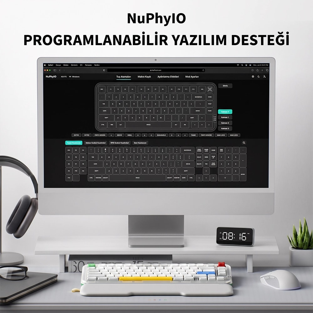 Ekran komputera wyświetla oprogramowanie do konfiguracji klawiatury, obok klawiatura i mysz.
