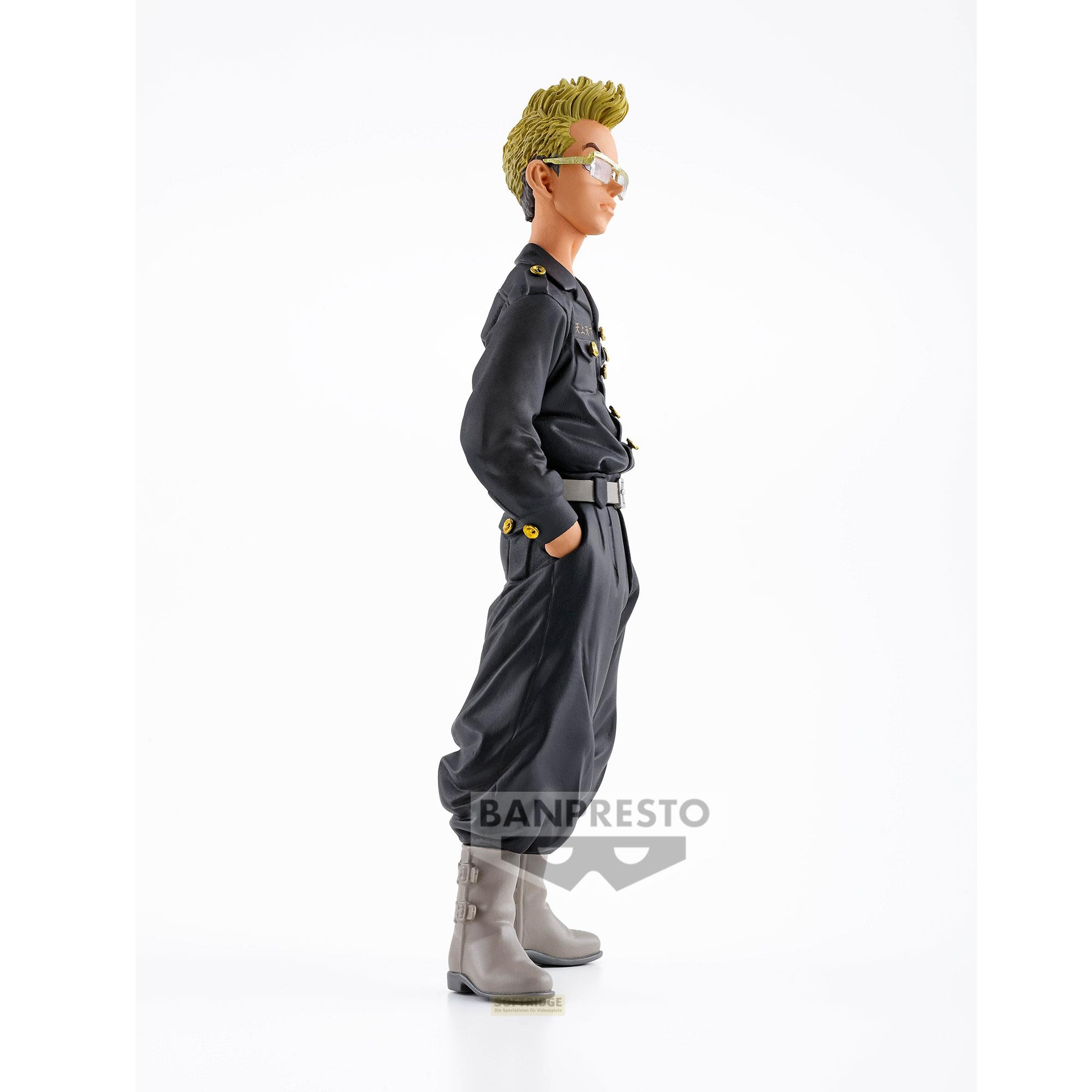 Eine blonde Anime-Figur in schwarzer Uniform, Brille und grauen Stiefeln vor weißem Hintergrund.