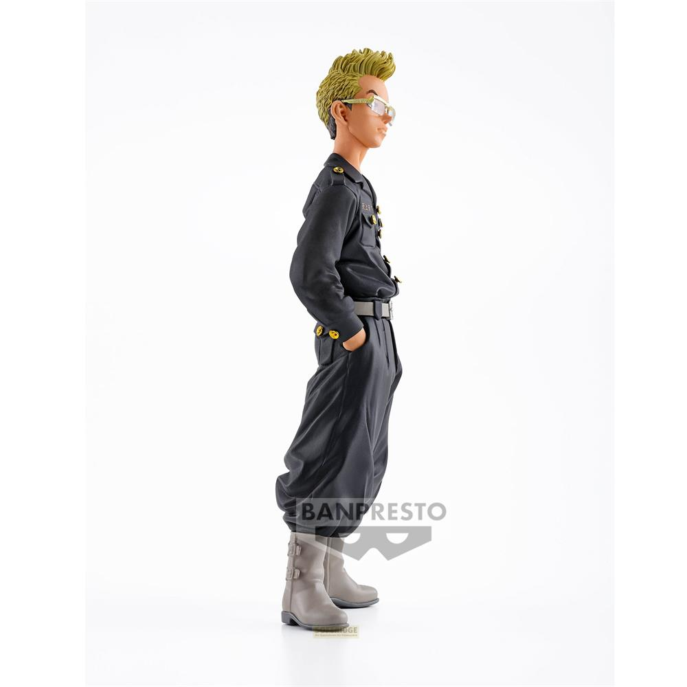 Anime-Figur in dunkler Uniform, Brille und Stiefeln steht gegen weißen Hintergrund.