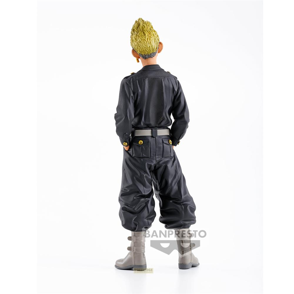 Rückansicht einer blonden Anime-Figur in schwarzer Uniform und grauen Stiefeln vor weißem Hintergrund.
