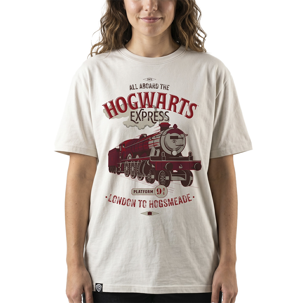 Eine Frau trägt ein beiges T-Shirt mit der Aufschrift Hogwarts Express und einer roten Zugillustration.