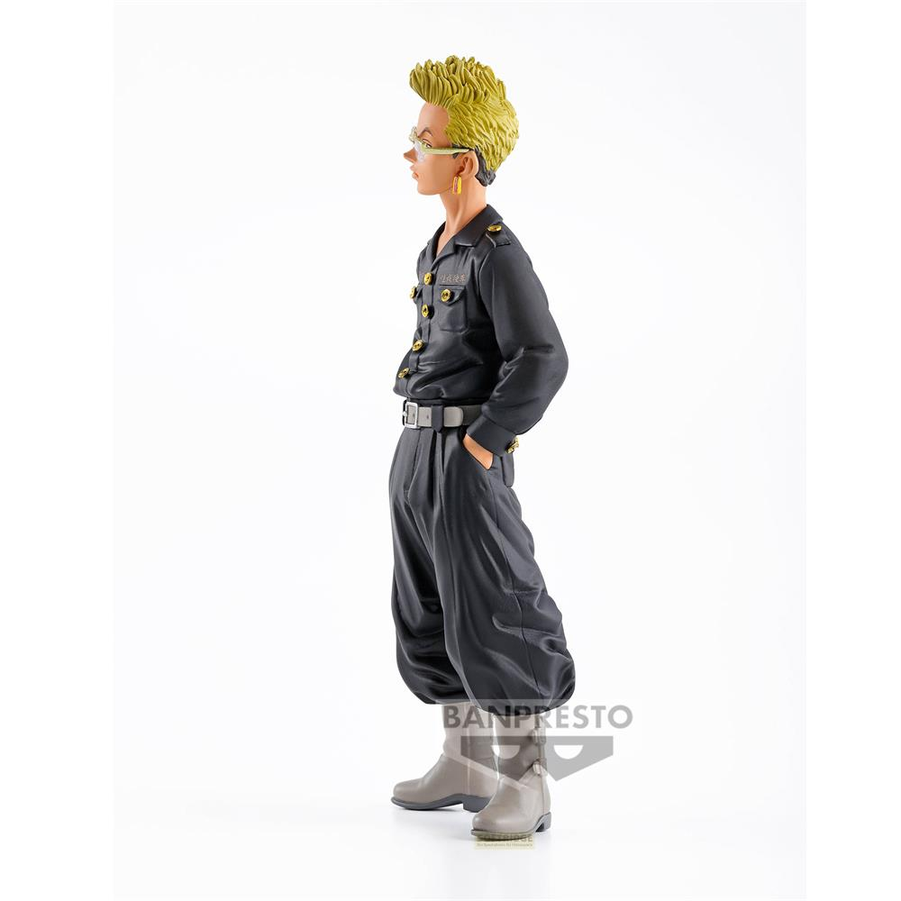 Eine Figur mit blonden Haaren, Sonnenbrille und schwarzer Uniform steht vor weißem Hintergrund.