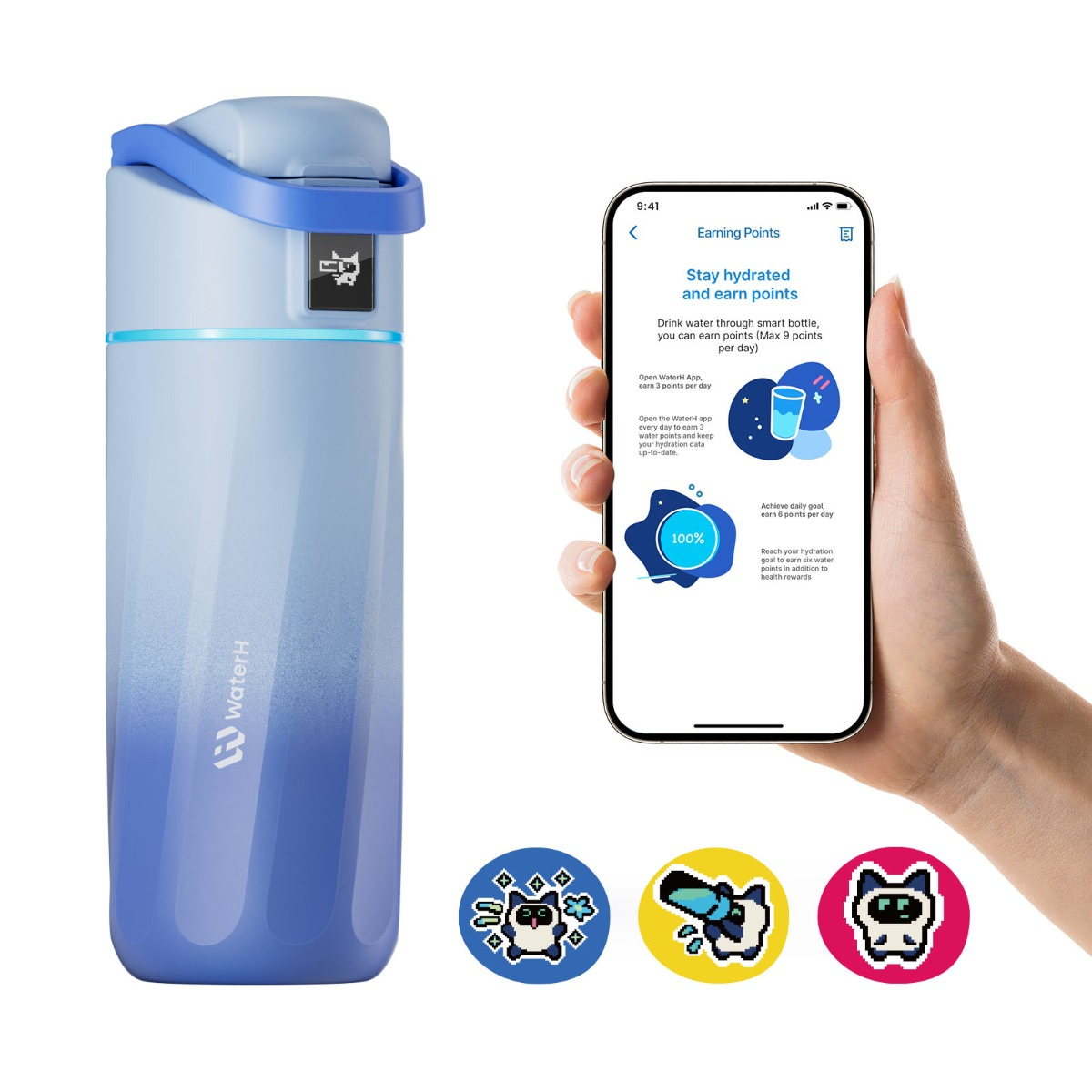 Blaue Smart-Trinkflasche neben einer Hand, die eine App zur Belohnung von Flüssigkeitszufuhr auf einem Smartphone hält.