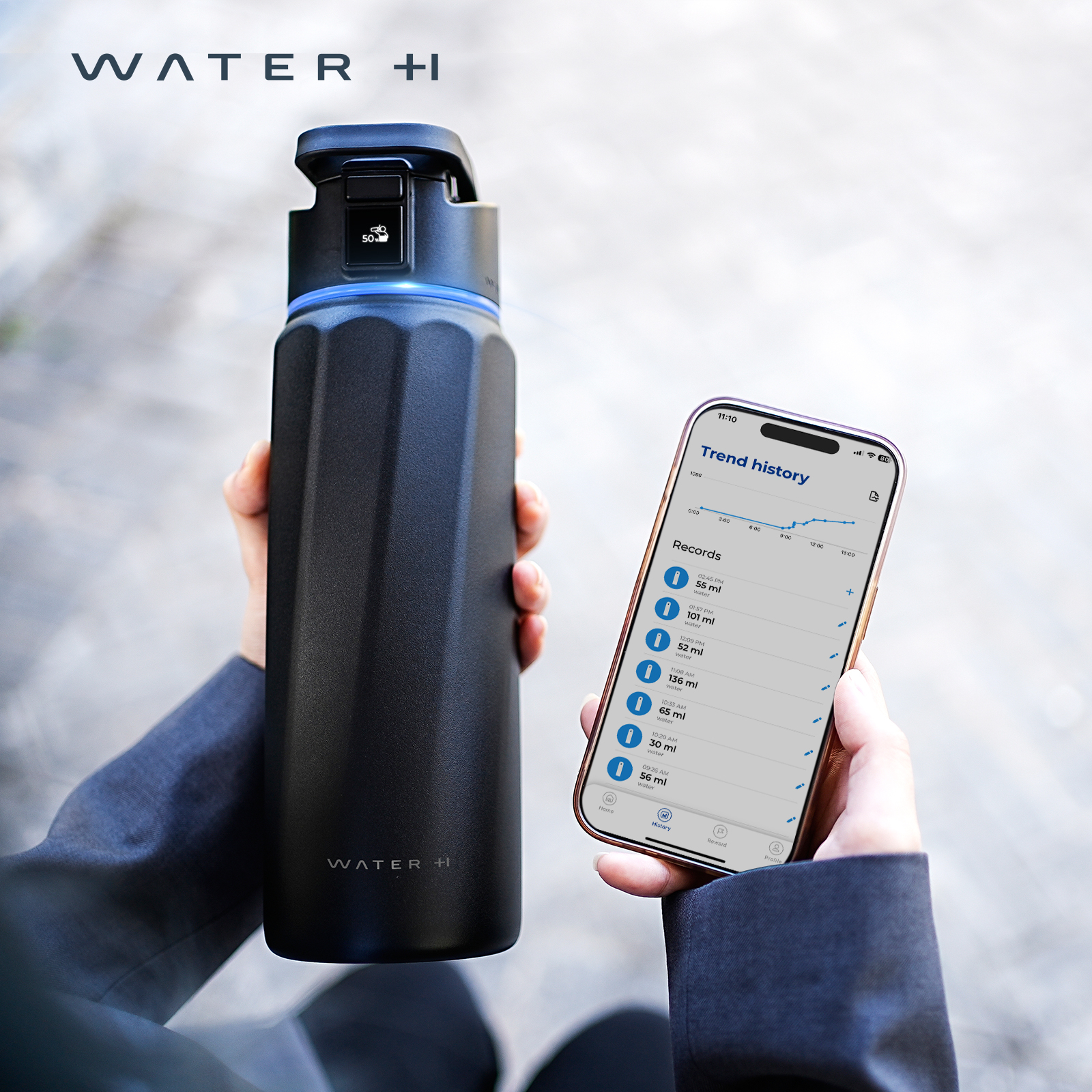 Eine Hand hält eine schwarze intelligente Wasserflasche, die andere Hand ein Smartphone mit Wassertracking-App.