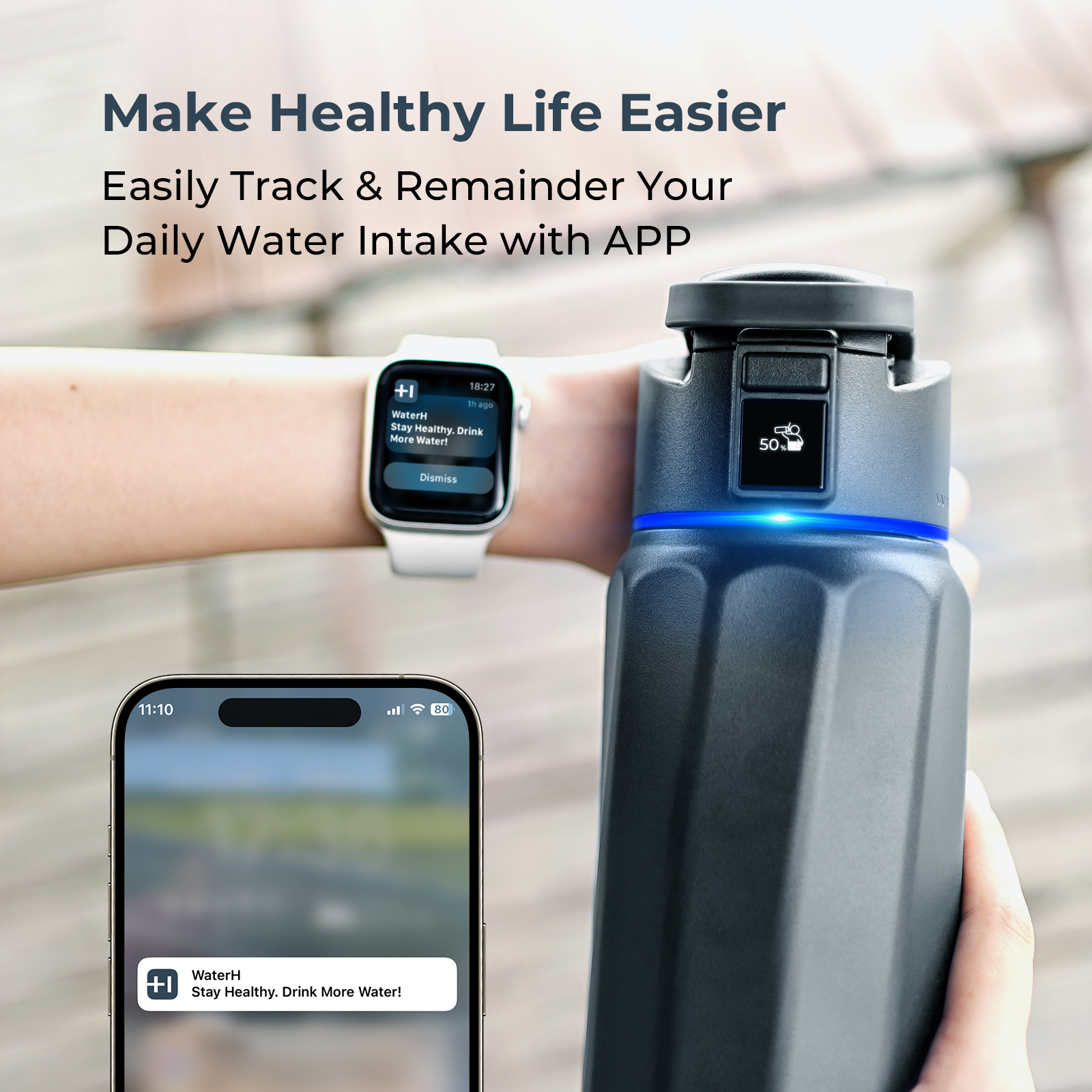 Ein Smart-Wasserbecher mit App, Uhr und Smartphone zeigt den Trinkstand an.