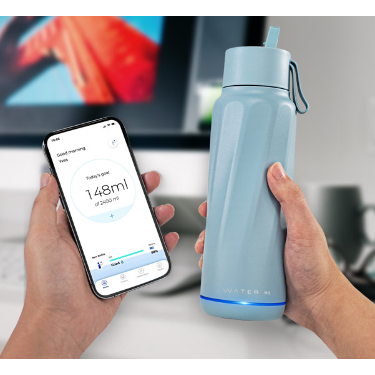 Person hält eine blaue Trinkflasche und ein Smartphone mit einer Wasser-App.
