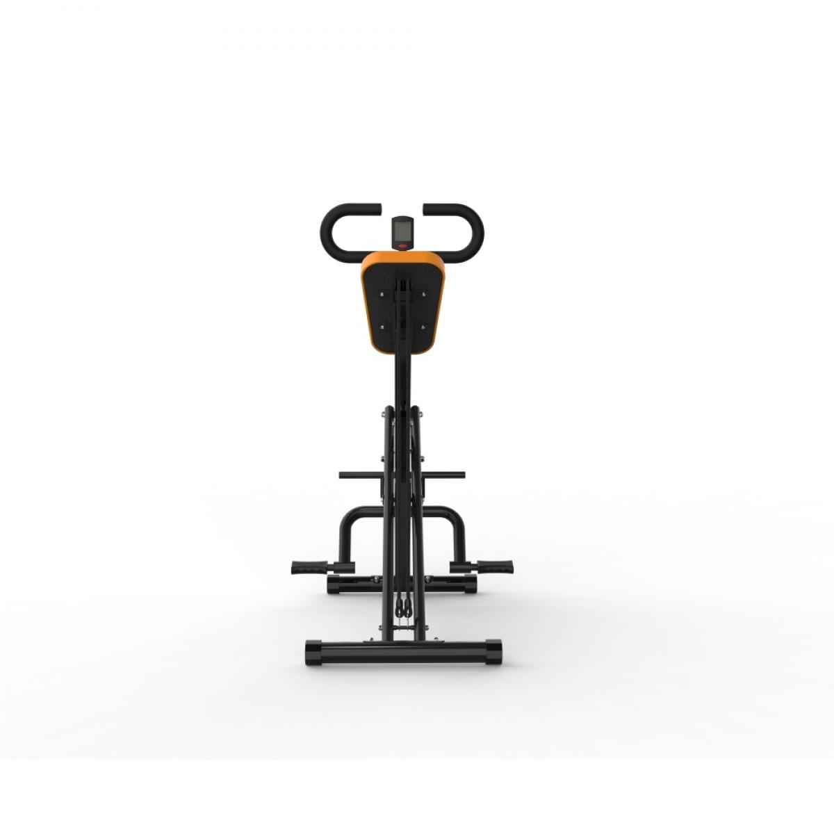 Ein schwarzes und orangefarbenes Fitnessgerät vor weißem Hintergrund, von vorne aufgenommen.