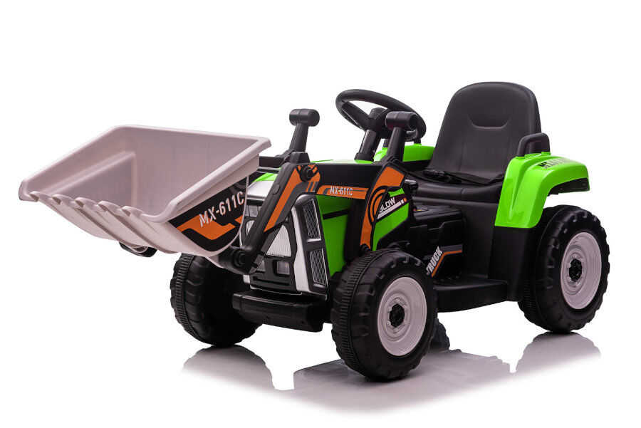 Grünes Kinder-Elektroauto im Traktordesign mit Ladeschaufel und schwarzem Sitz auf weißem Hintergrund.