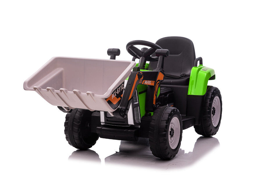 Ein grüner und schwarzer Aufsitz-Traktor mit großer weißer Frontschaufel vor weißem Hintergrund.