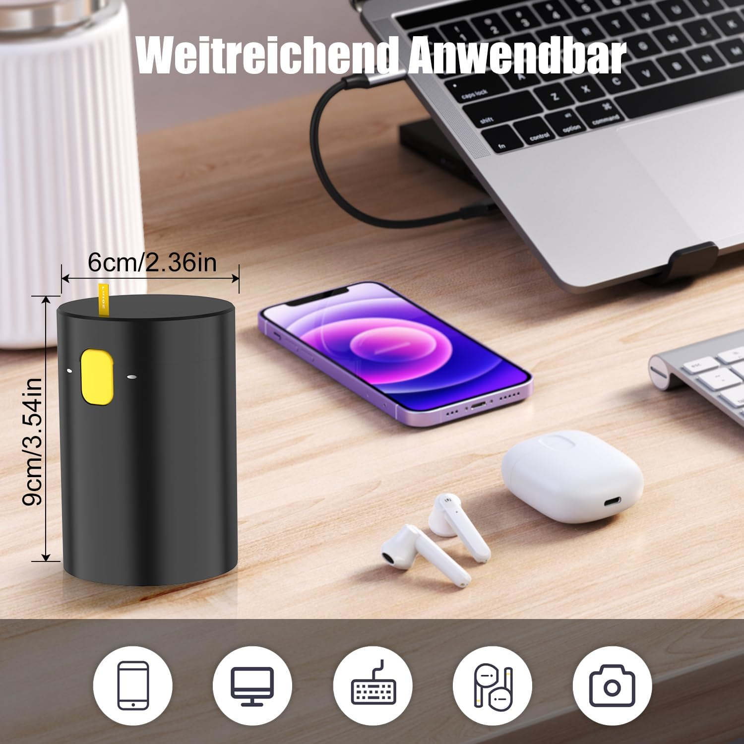 Ein Schreibtisch mit Laptop, Smartphone, kabellosen Ohrhörern und einem schwarzen Zylinder mit Maßangaben.