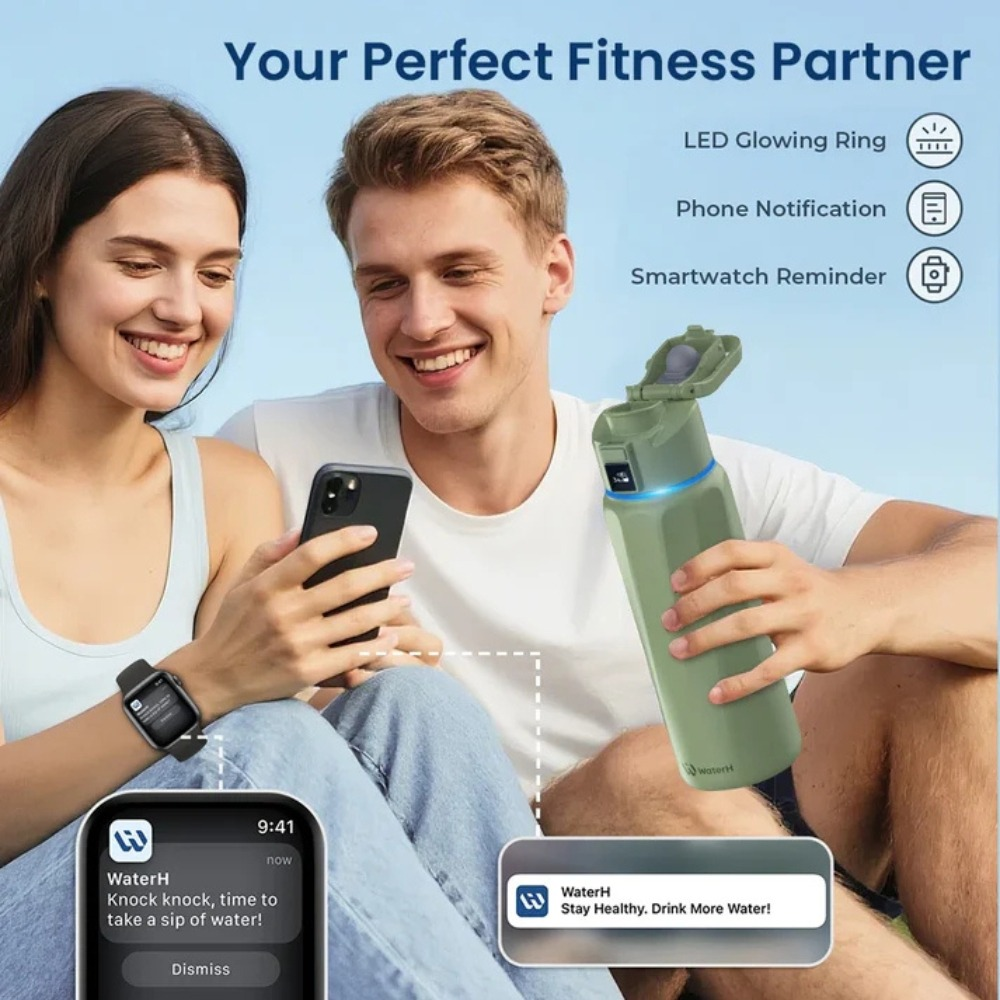 Lächelndes Paar im Freien, der Mann hält eine smarte grüne Trinkflasche, während die Frau auf ihr Handy schaut.