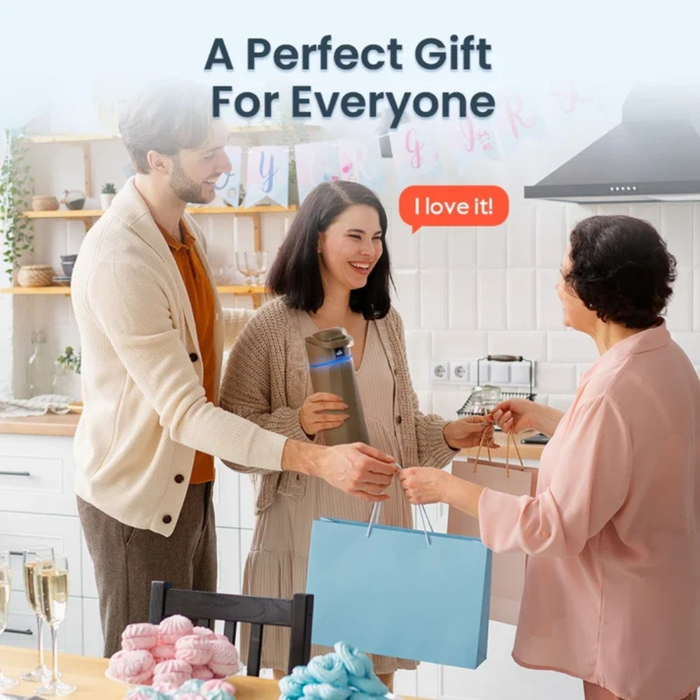 Ein Paar schenkt einer älteren Frau in einer Küche Geschenke.