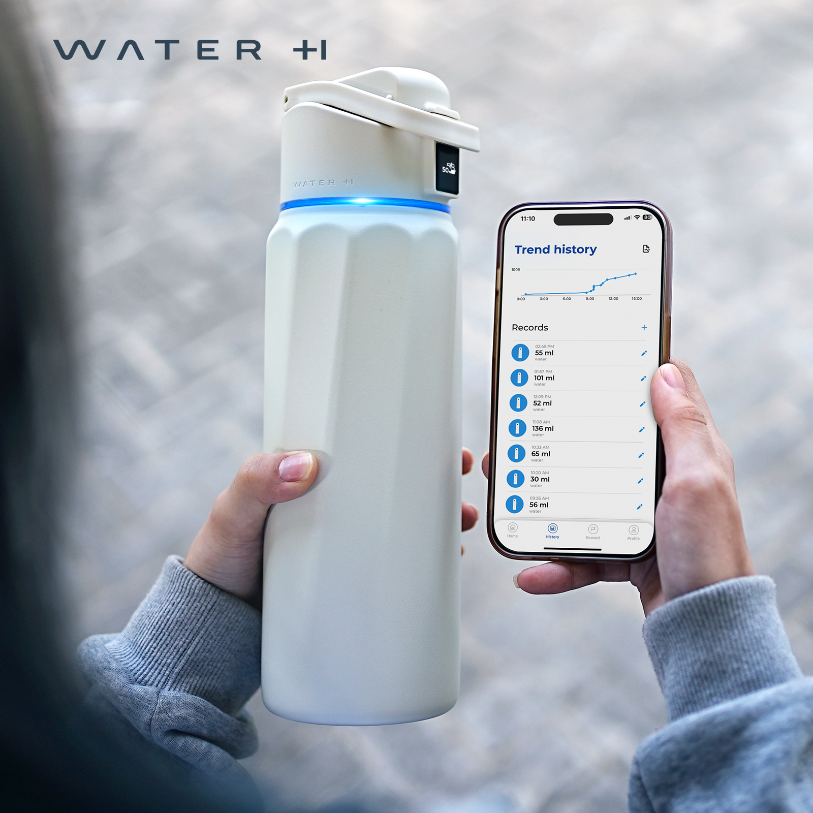 Eine Person hält eine weiße Trinkflasche und ein Smartphone mit einer Wasser-App.