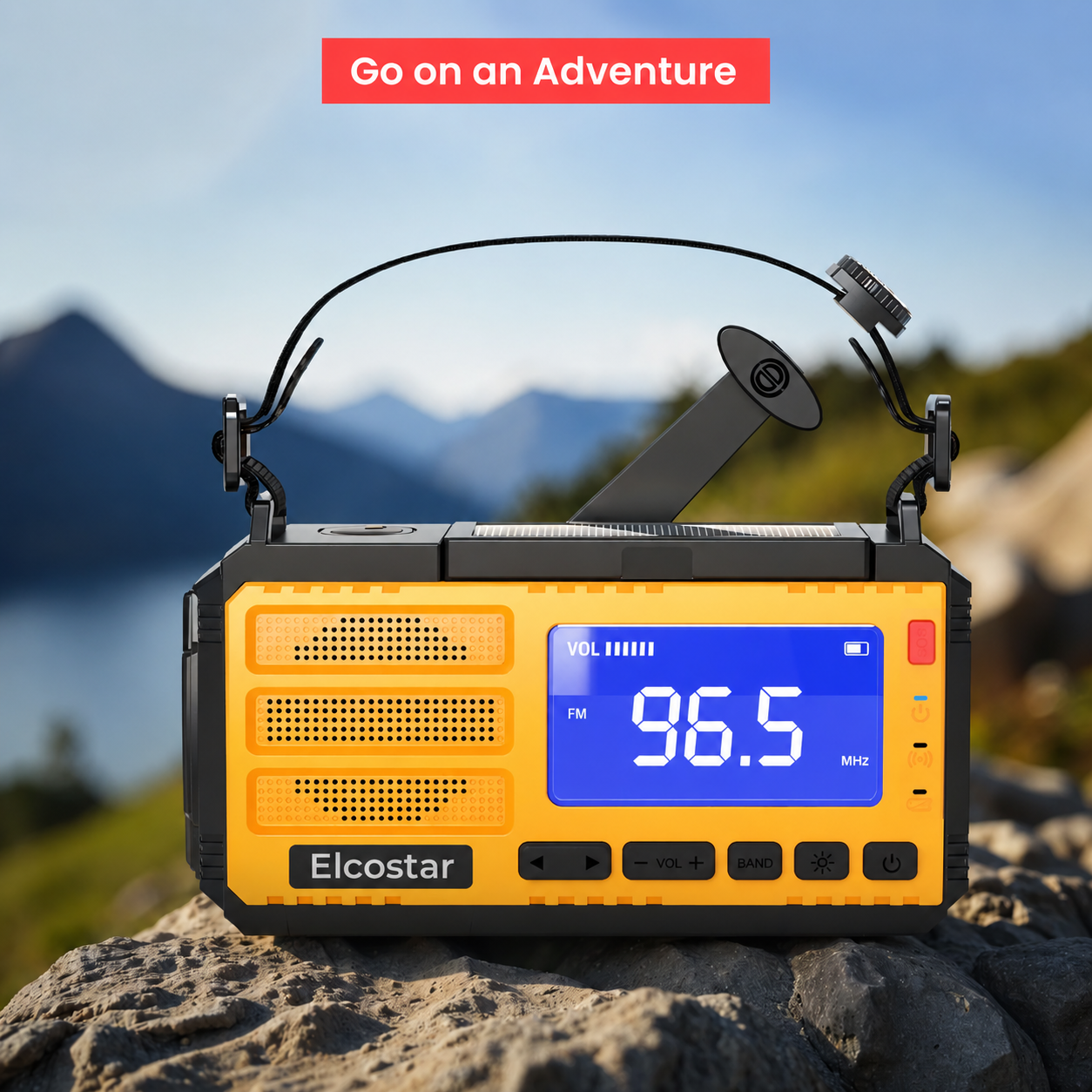 Gelbes Elcostar Notfallradio auf Felsen mit Bergbach-Hintergrund und Text Go on an Adventure.