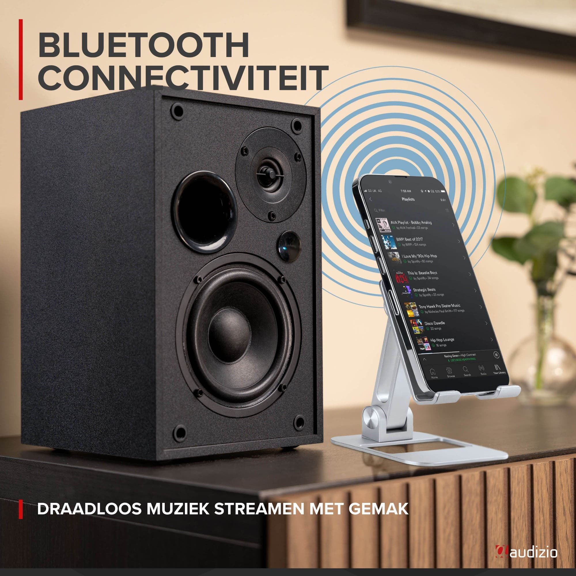 Un altavoz negro y un smartphone en un soporte con ondas de señal Bluetooth azules.