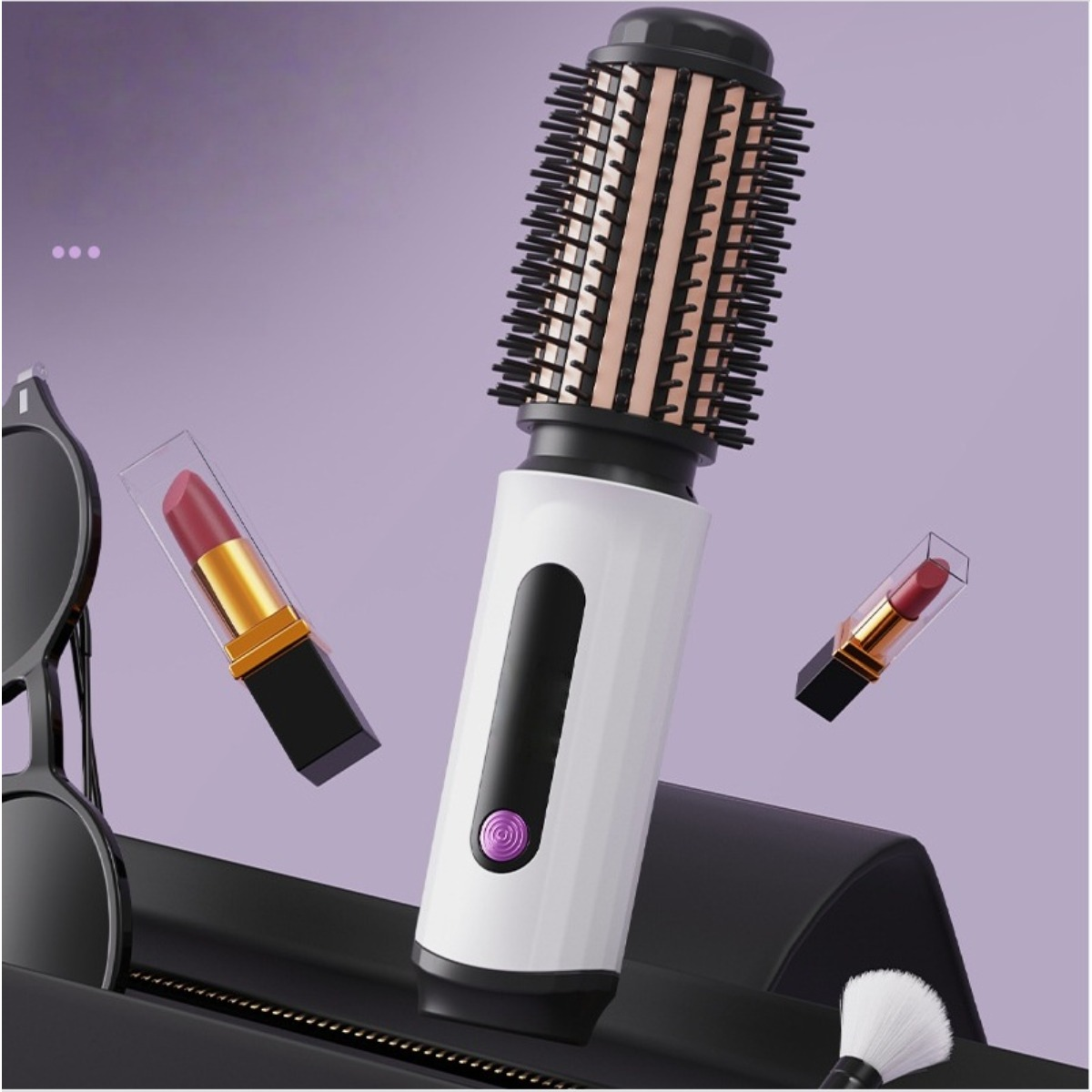 Eine weiße Haarbürste, Lippenstifte und eine Sonnenbrille schweben vor lila Hintergrund über einer schwarzen Kosmetiktasche.
