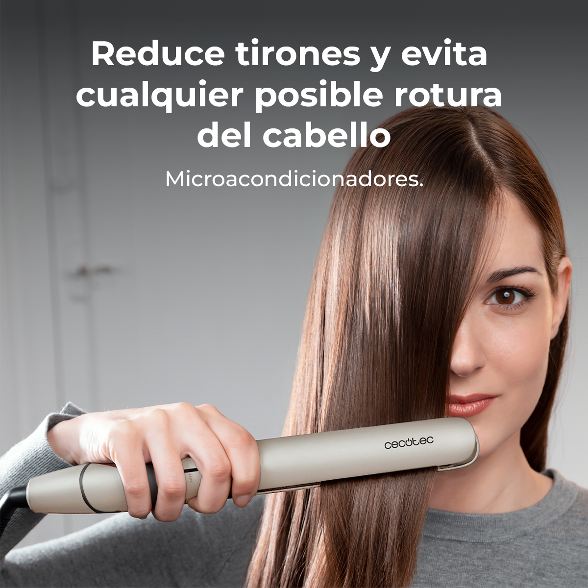 Mujer alisando su cabello castaño largo con un aparato Cecotec.