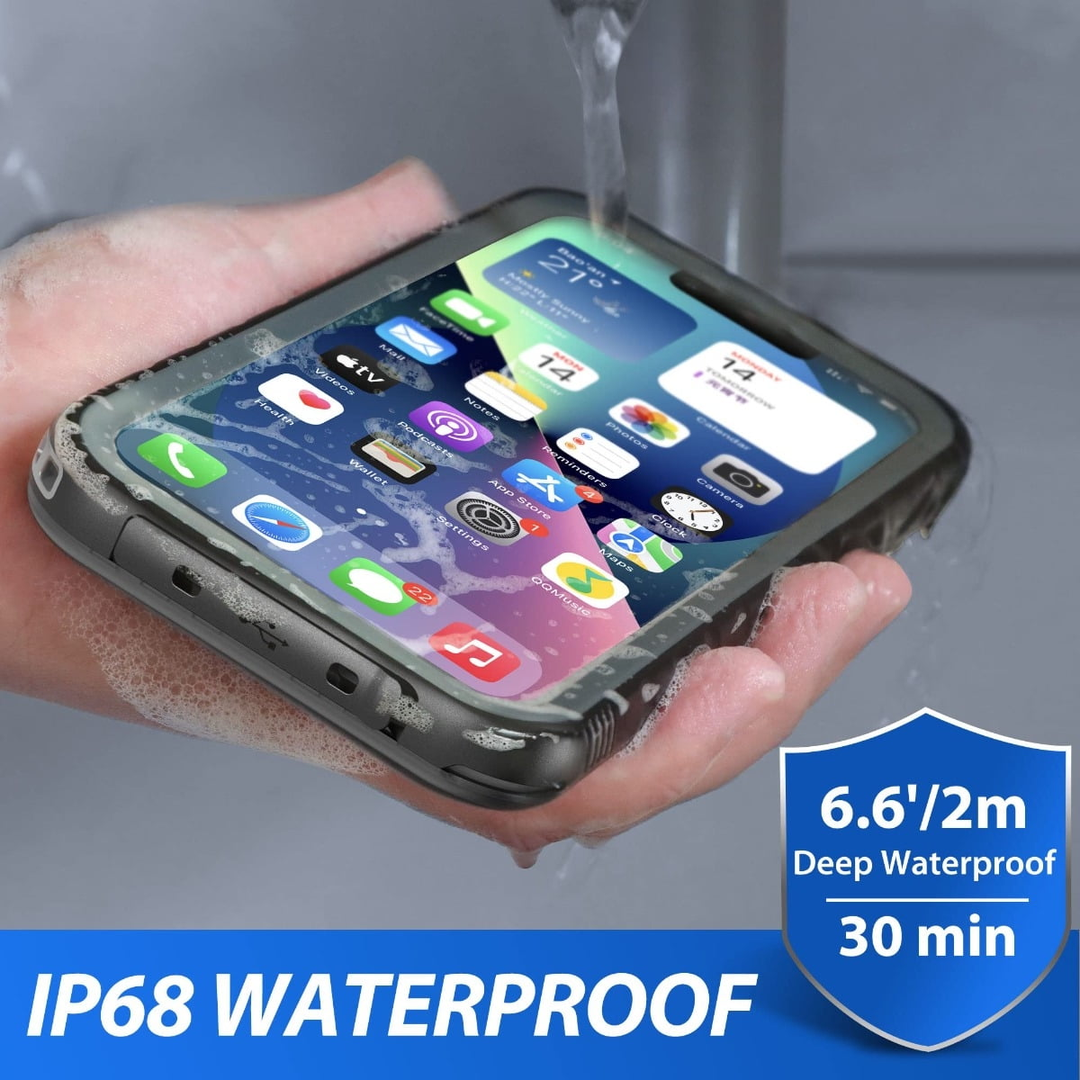 Ein wasserdichtes Smartphone in einer Schutzhülle unter fließendem Wasser in einer Hand.