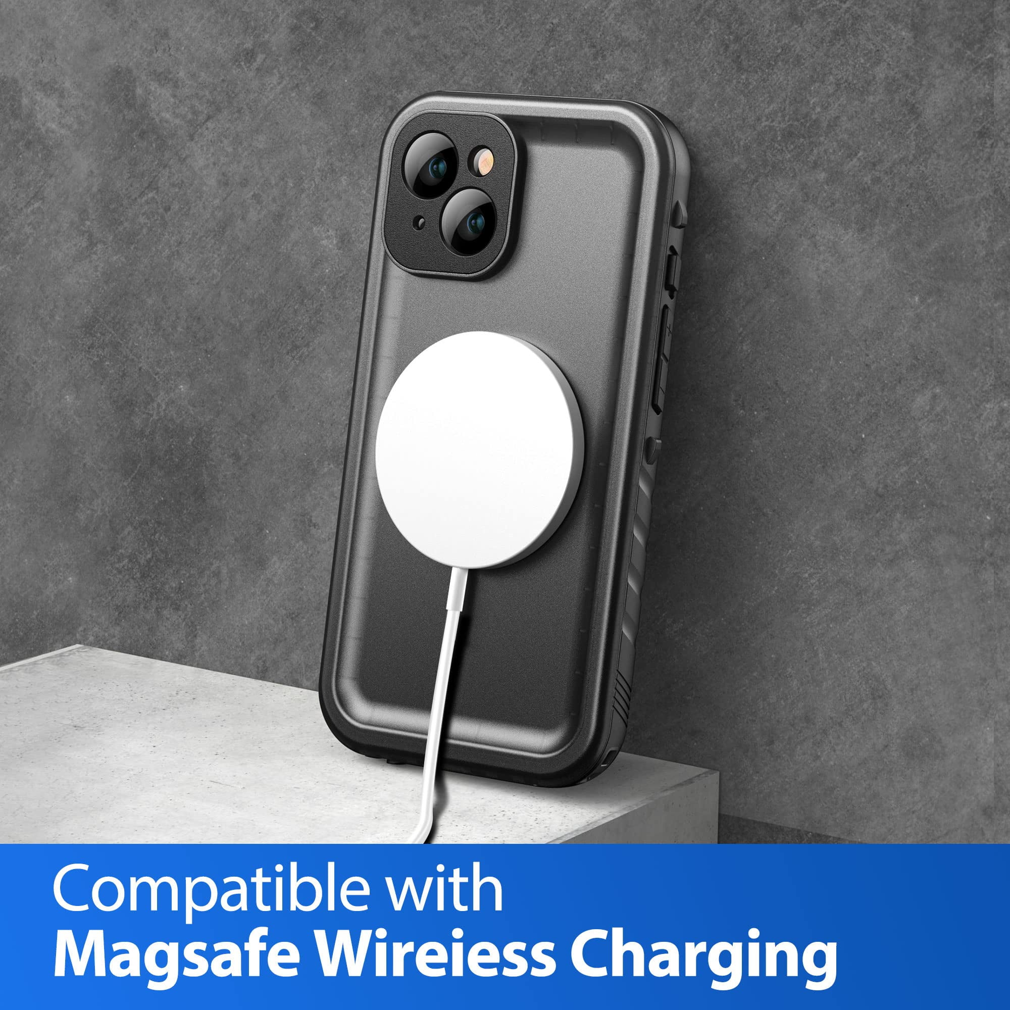 Schwarzes Smartphone in Schutzhülle mit weißem MagSafe-Ladegerät auf einem grauen Hintergrund.